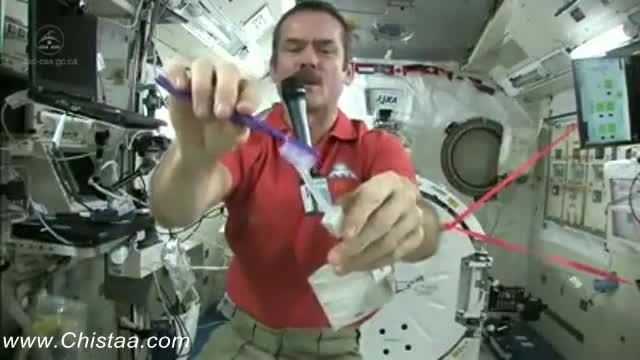 نتیجه تصویری برای مسواک زدن در فضا