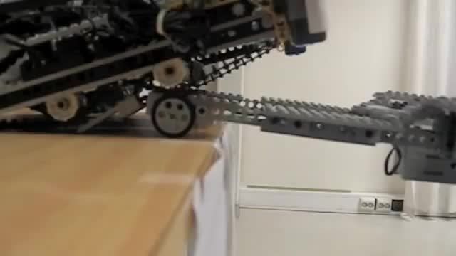 آزمایش ربات پل گذار،ساخته شده با لگو!