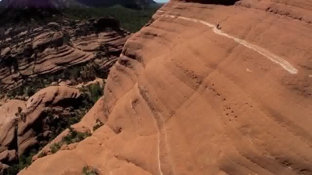ویدیویی دلهره آور دوچرخه سواری بر لبه کوهی در آریزونا