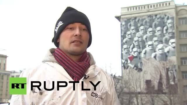 سربازان طوفان بزرگ Star Wars در حال تزیین یک دیوار مسکو