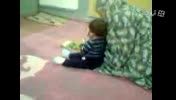 سپهر برزنده با مادر بزرگش نماز میخونه