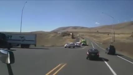 تصادف کامیون ها