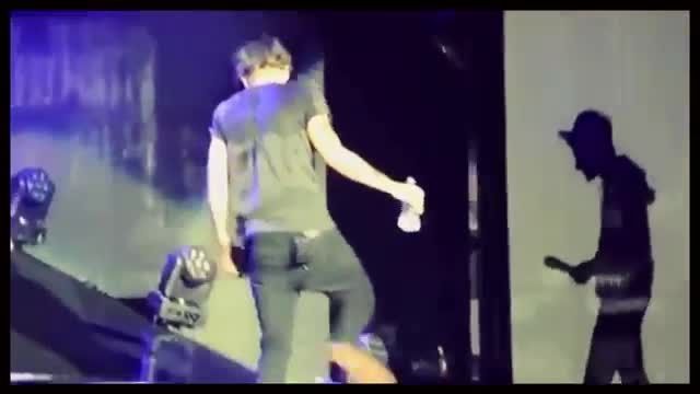 one direction falls on stage-part2