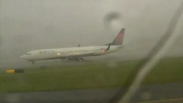 لحظه برخورد صاعقه با هواپیمای دلتا ایرلاین در فرودگاه