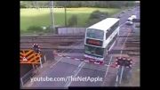 شکار لحظه گیرافتادن اتوبوس در ریل قطار توسط دوربین مداربسته