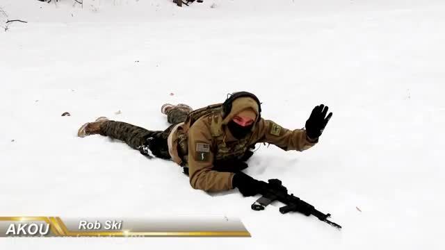تیراندازی و تعویض خشاب AK-47 با یک دست در حالت خوابیده
