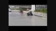 ماجراجویی خنده  دار یک راننده در باران