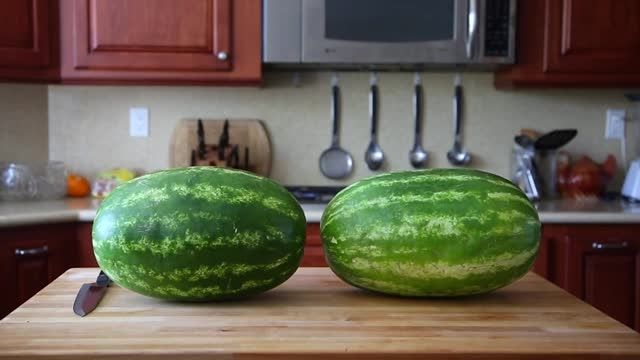 پوست کندن کامل هندوانه به روش جدید برای مصرف در پیک نیک