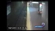 سقوط زن خواب آلود داخل کانال مترو + فیلم