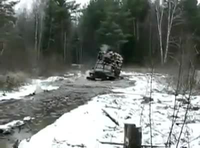 استفاده از رودخانه به جای جاده در روسیه !