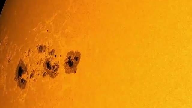 لکه های خورشیدی گروه آرپ2339 از خورشید عبور می کنند