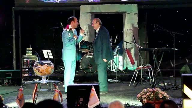 صحنه ای خنده دار و بامزه در یک اجرای زنده-حسن ریوندی 94
