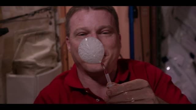 آزمایش اول با قرص جوشان در ایستگاه فضایی بین المللی[HD]