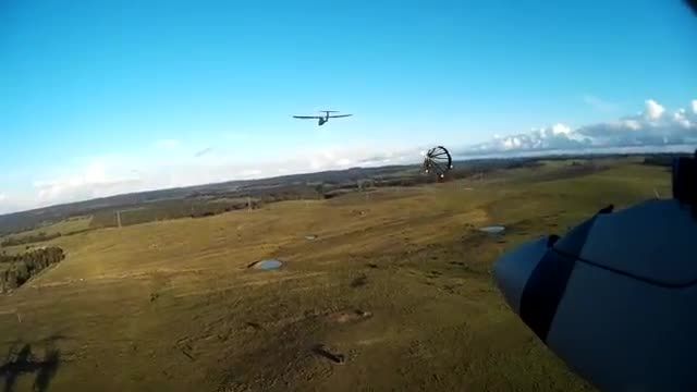 سکوگیری خودکار دو پهپاد کوچک در حال پرواز