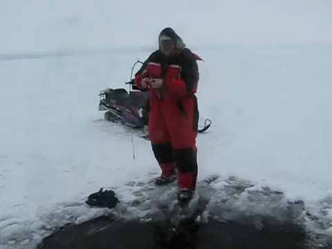 اعلی درجه کلیپ ماهیگیری با قلاب در یخبندان(ماهی ازاد)
