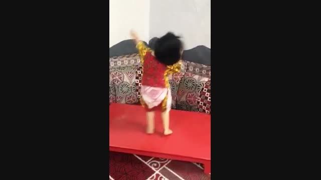 کوچولوی رقاص چه رقصی هم میکنه:))