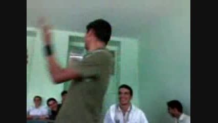 رقص پسر در کلاس