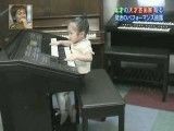 کودک پیانو زن عجیب