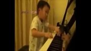 پیانوزدن پسر پنج ساله