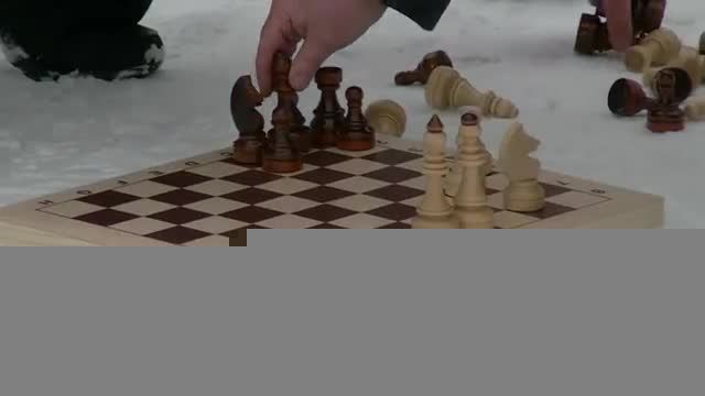 چالش سطل آب یخ به سبک روسی بازی شطرنج در آب یخ زده