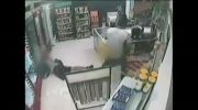قش کردن سارق هنگام دزدی از مغازه