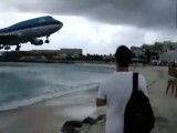 فرود هواپیما در ساحل