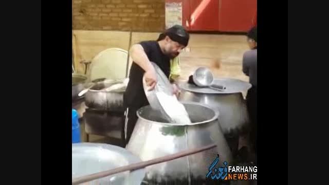 پختن نذری توسط حاج محمود کریمی