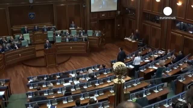 اعتراض نمایندگان پارلمان با پرتاب تخم مرغ به نخست وزیر