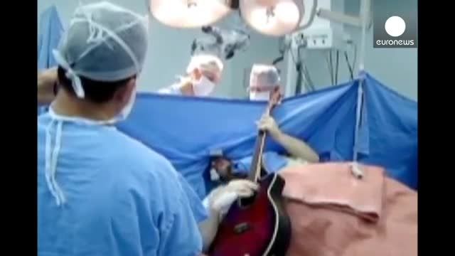 نواختن گیتار توسط بیمار زیر عمل جراحی مغز!