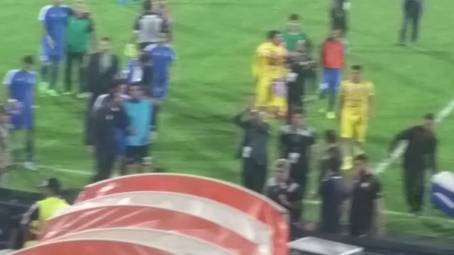 تشویق علیرضا منصوریان پس از پایان بازی توسط هواداران