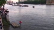 راه رفتن تردست بریتانیایی روی رودخانه !