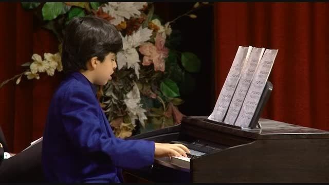 اجرای پیانو  در کنسرت تجربی موسسه ماهور بیرجند