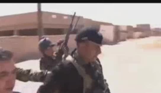 بوسه وزیر کشور عراق بر دست یک سرباز