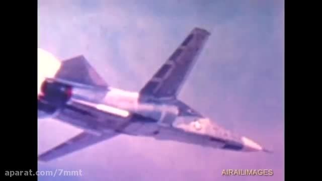 تست پرواز یکی از نمونه های اولیه ی بمب افکن F-111