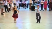 فسقل بچه رو ببین چه رقصی میکنه...