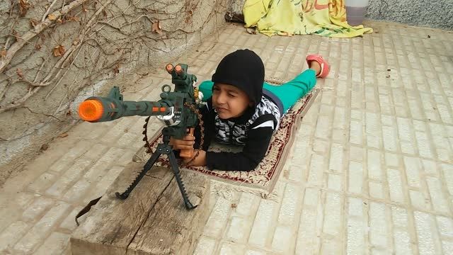 به تیرباربستن تروریستهاتوست یک کودک ایرانی