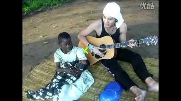 گیتار زدن مین وو برای دختر سیاه پوست