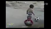 فوتبال بازی کردن بچه ( Fun30.ir )