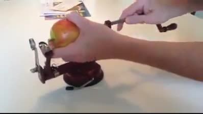 دستگاهی که پوست سیب را کنده و همزمان حلقه حلقه می کند
