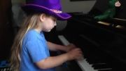 پیانو نوازی زیبای کوچولو:D