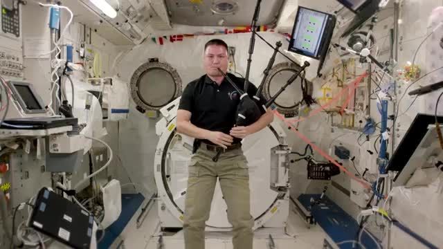 فضانورد ناسا به Kjell لیندگرن بازی می کند گریس شگفت....