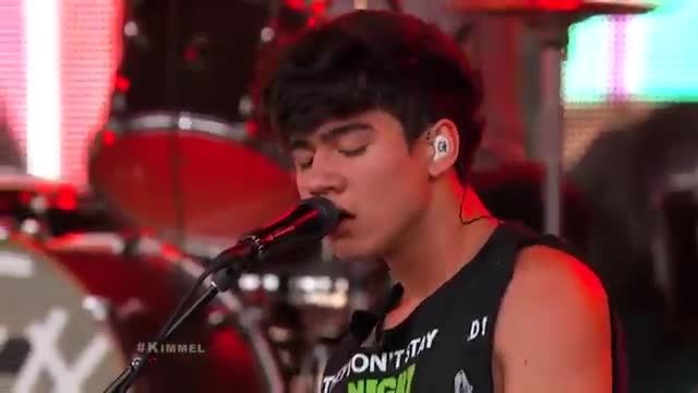 5 Seconds of Summer Performs &ldquo;Beside You