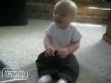 خنده های زیبای یک کودک هنگام بازی با جارو برقی