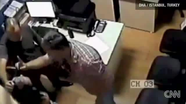 ‫کتک خوردن یک شهروند زن در اداره پلیس ترکیه!!