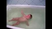 شنای نوزاد در وان