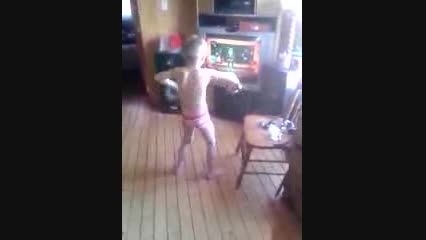 یادگیری رقص پسر بچه از تلویزیون