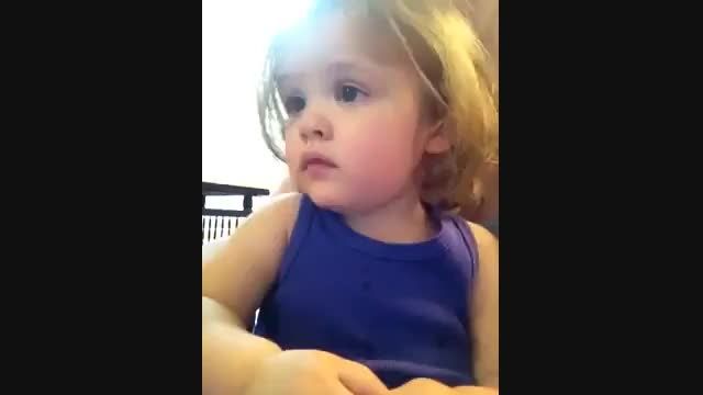 بچه ای که با آهنگ غمناک گریه میکند!! (دیدنی)