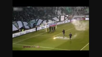 حمله هواداران به بازیکنان در زمین فوتبال!!!