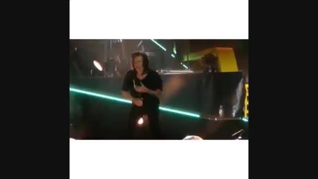 Harry drops his microphone