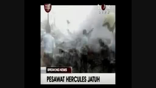 سقوط هواپیما در یک منطقه مسکونی در اندونزی + فیلم